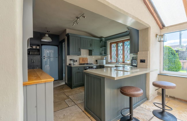 Remarkable 4-bed Cottage in Cearleon - Photo 6