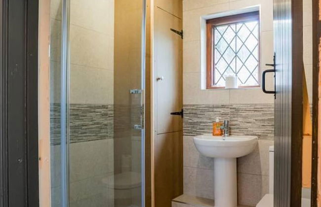 Remarkable 4-bed Cottage in Cearleon - Photo 15