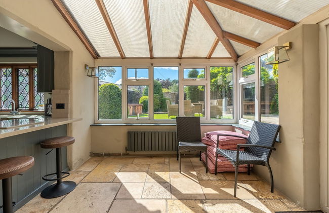 Remarkable 4-bed Cottage in Cearleon - Photo 10