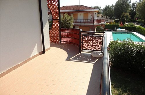 Foto 10 - Beautiful Villa With Garden and Pool for 8 People