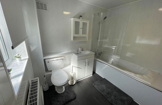 Lovely 3 Bedroom Apartment In Newcastle Upon Tyne With Free Parking - Foto 19