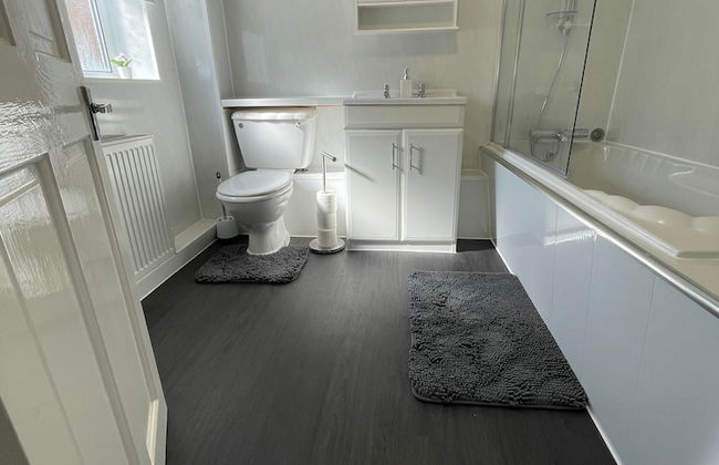 Lovely 3 Bedroom Apartment In Newcastle Upon Tyne With Free Parking - Foto 17