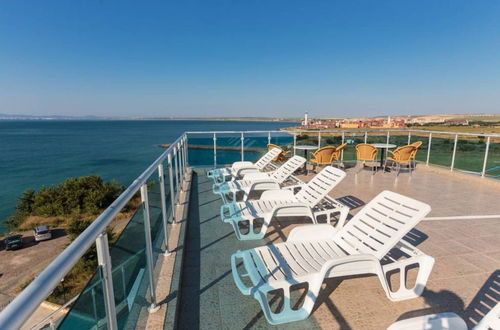 Photo 18 - Sea View 1 Bed Apartment With Stunning Ocean Views