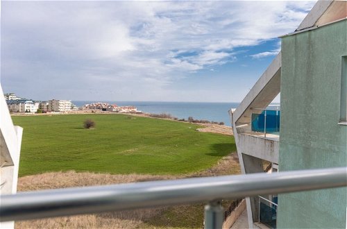 Photo 19 - Sea View 1 Bed Apartment With Stunning Ocean Views