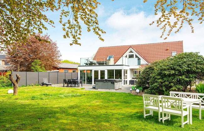 8 Person Holiday Home in Henne - Foto 37