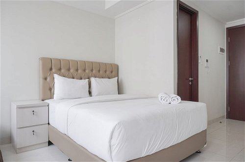 Foto 1 - Fully Furnished And Cozy Studio At Green Sedayu Apartment