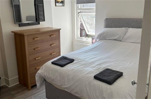 Photo 3 - Impeccable 5-bed Apartment in Southend-on-sea