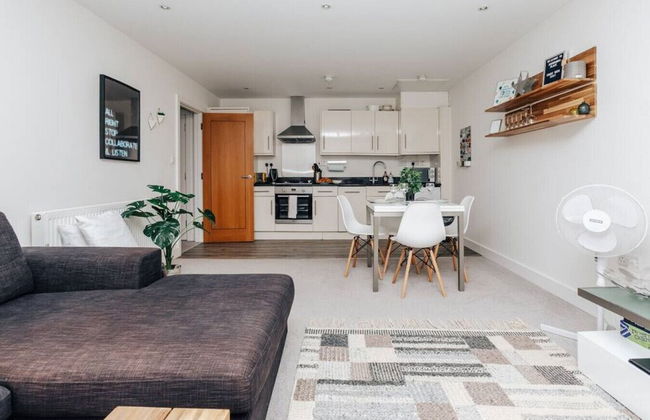 Central Modern Flat Sleeps 6 - Dedicated Parking - From 125 Per Night - Foto 3