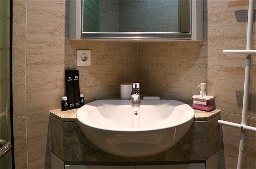 Photo 9 - Comfort and Elegant 1BR at Gold Coast Apartment