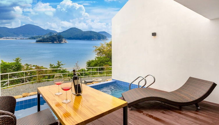 Photo 1 - Geoje Star Marine Pool Villa Pension - V