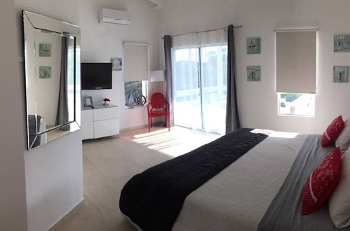 Photo 2 - New Fantastic Apartment near Palm Beach