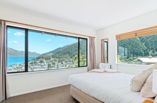 Photo 4 - TOWN CENTRE LOCATION WITH STUNNING VIEW - UNIT 1