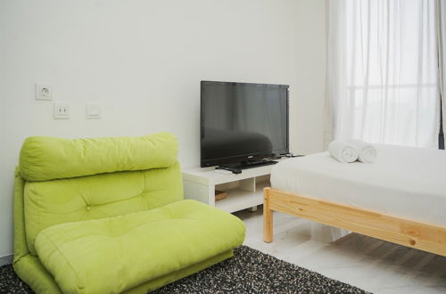 Photo 11 - Studio Room With Comfortable Design At Sky House Bsd Apartment