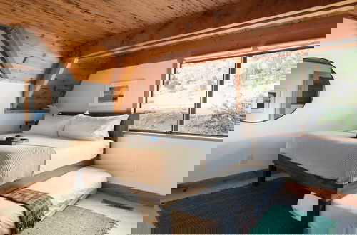 Foto 14 - Timberline by Avantstay Stunning Chalet Cabin w Hot Tub Pool Table Home Theater