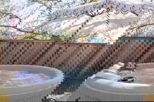 Foto 27 - Jasmine by Avantstay Entertainers Paradise w Hot Tub Pool Table Large Patio