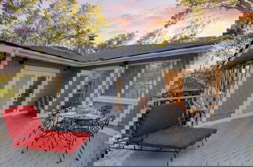 Foto 3 - Conch Cottage by Avantstay Walk to Beach Deck Fireplace Outdoor Dining