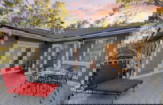 Foto 3 - Conch Cottage by Avantstay Walk to Beach Deck Fireplace Outdoor Dining