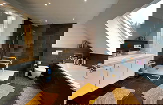 Foto 1 - Spacious Villa With Tennis