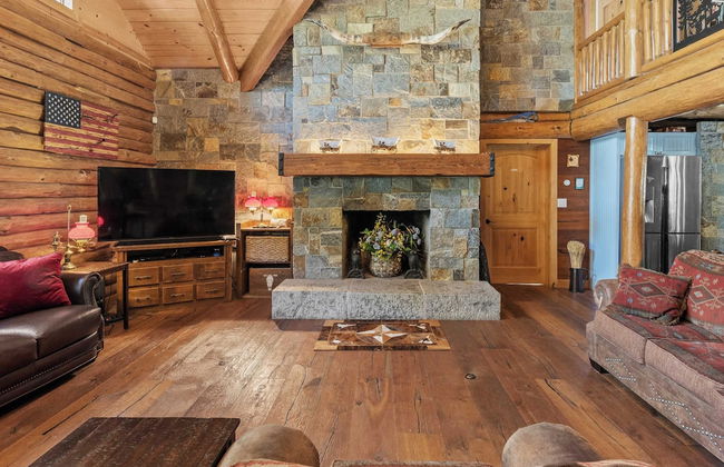 The Bigwood Cabin by Avantstay Hot Tub, Firepit, Pool Table, Private Yard - Photo 11