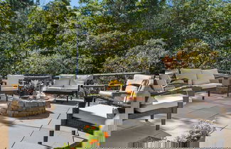 Foto 2 - The Bigwood Cabin by Avantstay Hot Tub, Firepit, Pool Table, Private Yard