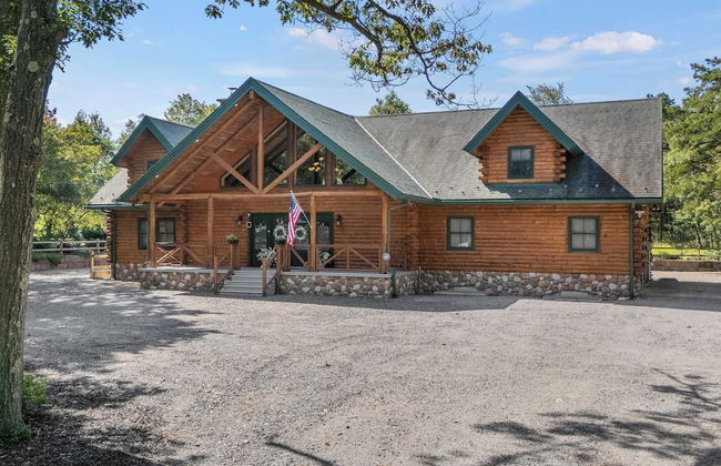 The Bigwood Cabin by Avantstay Hot Tub, Firepit, Pool Table, Private Yard - Photo 7