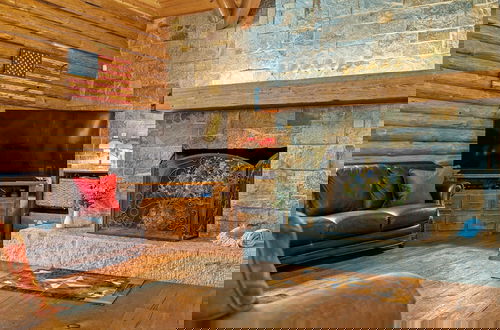 Foto 5 - The Bigwood Cabin by Avantstay Hot Tub, Firepit, Pool Table, Private Yard