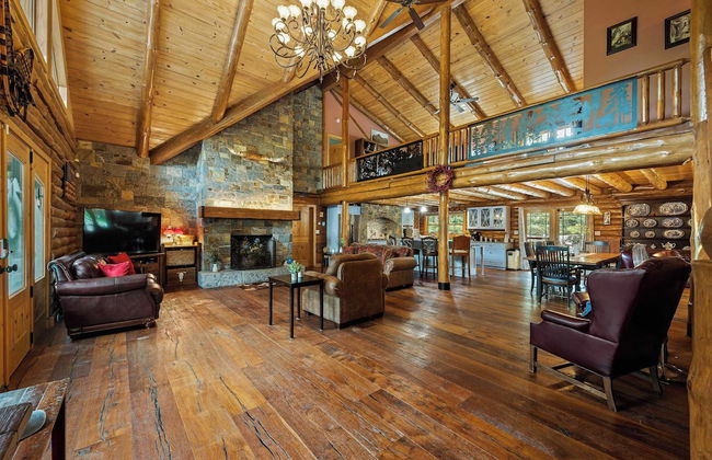 The Bigwood Cabin by Avantstay Hot Tub, Firepit, Pool Table, Private Yard - Photo 5