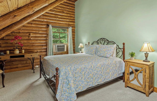 The Bigwood Cabin by Avantstay Hot Tub, Firepit, Pool Table, Private Yard - Photo 46