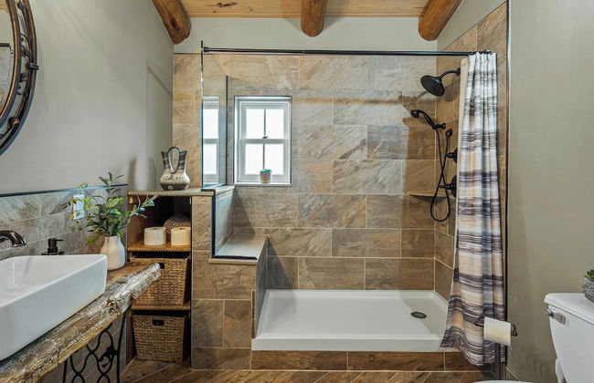 The Bigwood Cabin by Avantstay Hot Tub, Firepit, Pool Table, Private Yard - Photo 43