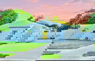 Foto 1 - Stylish House w Hot Tub Close to Beach Stadium