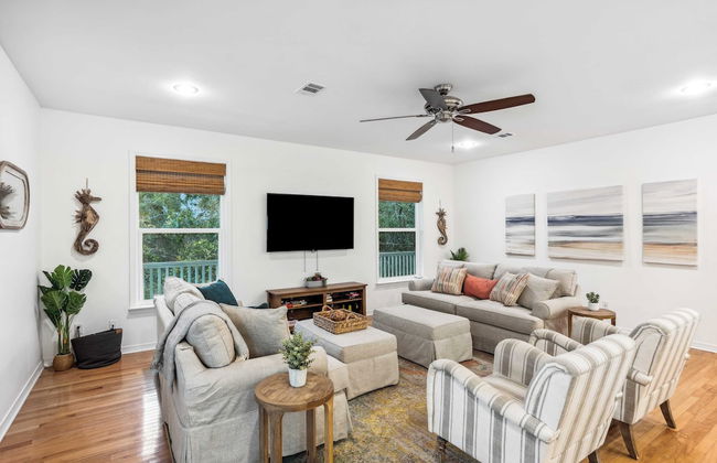 Dolphin Days by Avantstay Pool, 0.2mi to Beach! - Foto 7