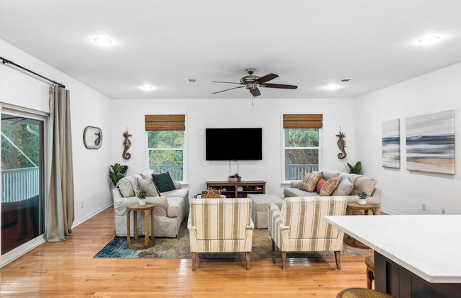 Dolphin Days by Avantstay Pool, 0.2mi to Beach! - Foto 5