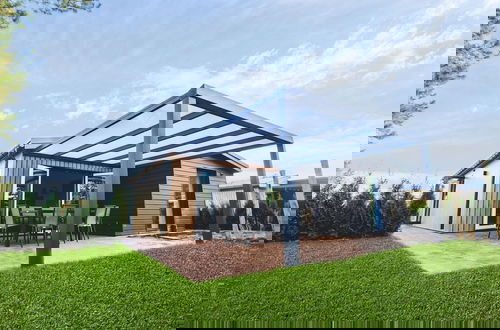 Foto 19 - Modern Holiday Home With Terrace