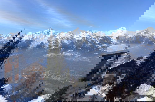 Foto 12 - Ethereal Apartment With Mountain View