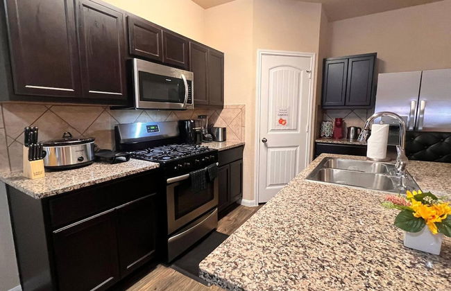 Spacious 4BR Home w Game Room Office Backyard - Foto 27