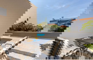 Foto 1 - Nice Apartment With Terrace and Swimming Pool