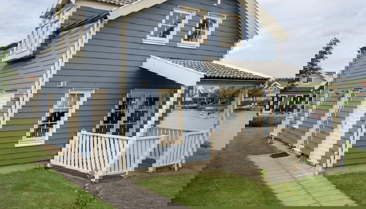 Foto 1 - Spacious Holiday Home With Jetty