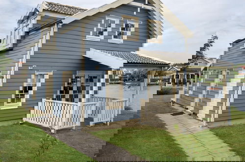 Foto 1 - Spacious Holiday Home With Jetty