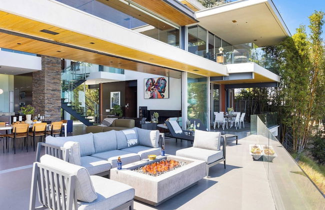 Hollywood Overlook by Avantstay Private Pool + Hot Tub Panoramic Views - Photo 3