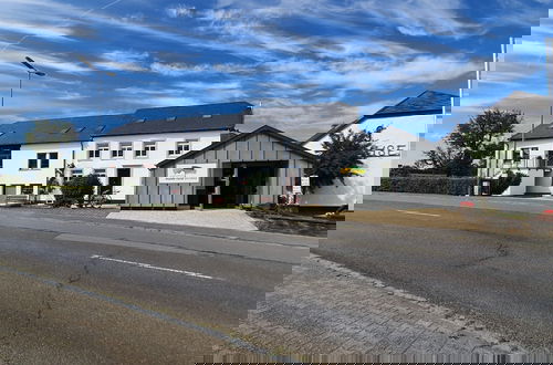 Foto 35 - Luxury Family Holiday Home With Wellness