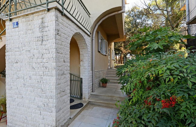 Graceful Apartment in Nature - Photo 13