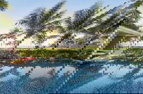 Foto 1 - 8BR Beachfront Eden: Luxury Events & Getaways