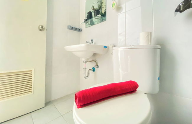 Warm And Cozy Stay Studio Room At Patraland Urbano Apartment - Foto 11