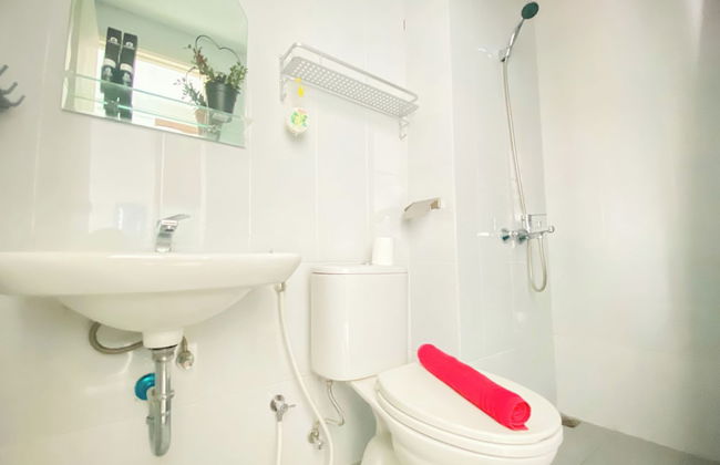 Warm And Cozy Stay Studio Room At Patraland Urbano Apartment - Foto 12