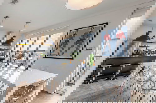 Foto 11 - Dual Bachelor Pads w/ Rooftop Lounge & Games Sleeps 26 5 Min to Broadway