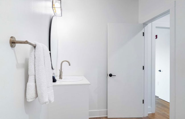 Dual Bachelor Pads w/ Rooftop Lounge & Games Sleeps 26 5 Min to Broadway - Foto 36