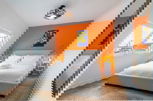 Foto 31 - Dual Bachelor Pads w/ Rooftop Lounge & Games Sleeps 26 5 Min to Broadway