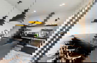 Foto 3 - Dual Bachelor Pads w/ Rooftop Lounge & Games Sleeps 26 5 Min to Broadway