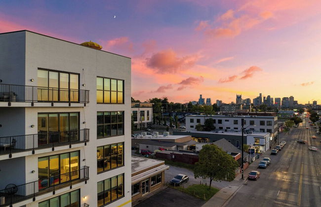 Dual Bachelor Pads w/ Rooftop Lounge & Games Sleeps 26 5 Min to Broadway - Foto 61
