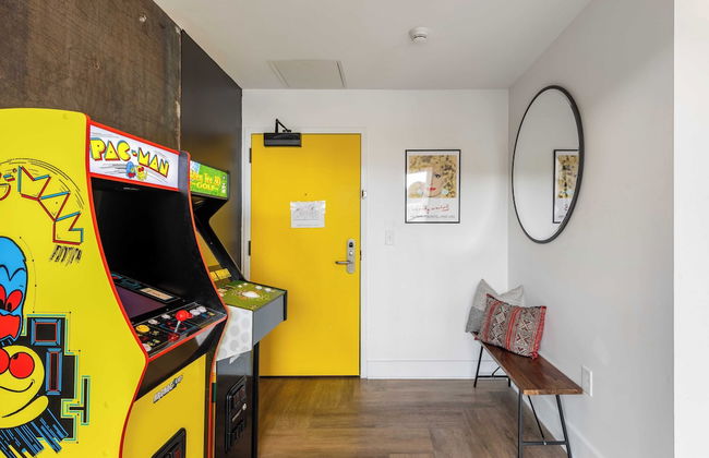 Dual Bachelor Pads w/ Rooftop Lounge & Games Sleeps 26 5 Min to Broadway - Foto 48